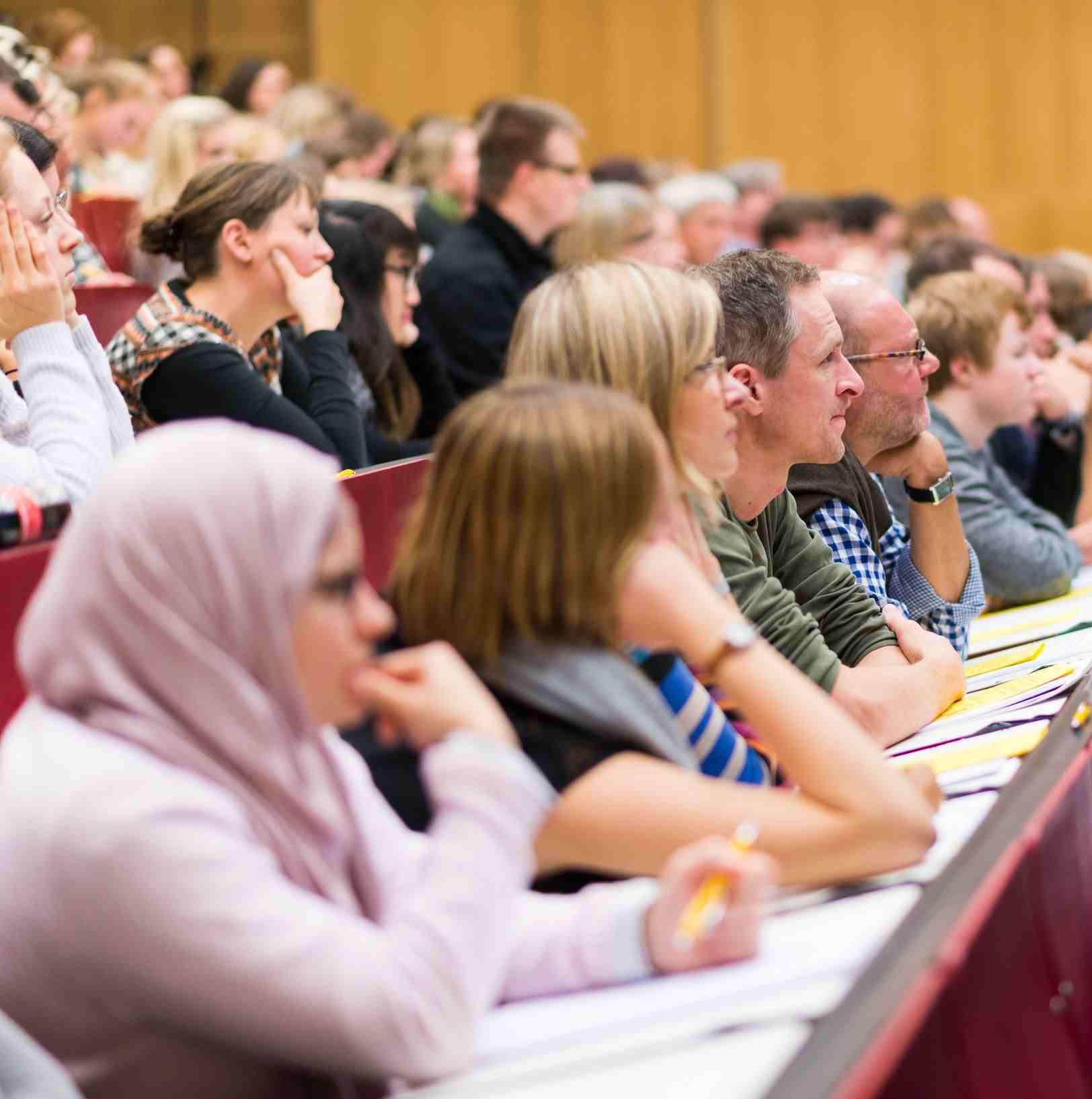 konzentrierte Zuhörer im Auditorium