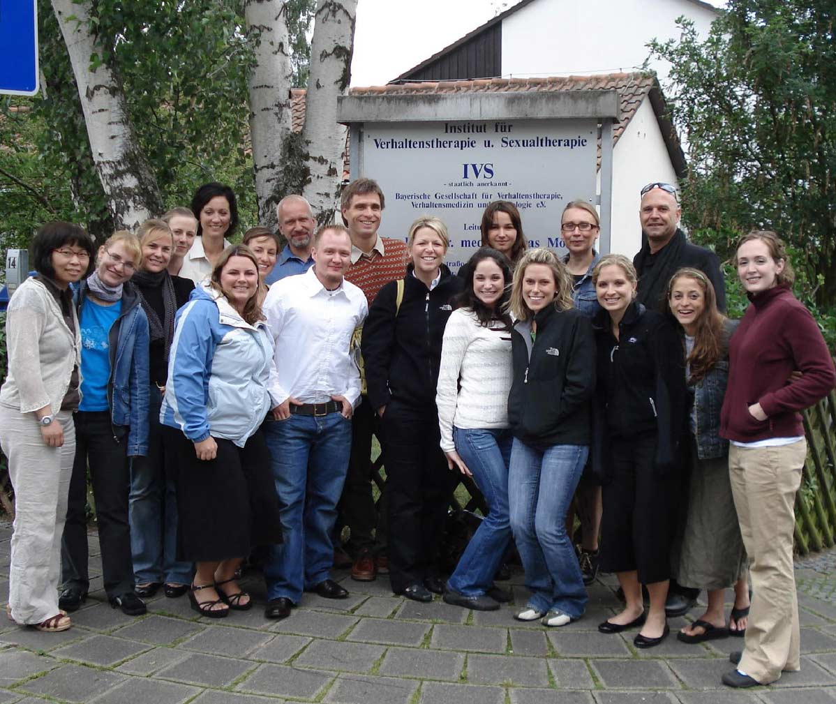 Gruppenbild von Seminarteilnehmern vor den Räumen des IVS