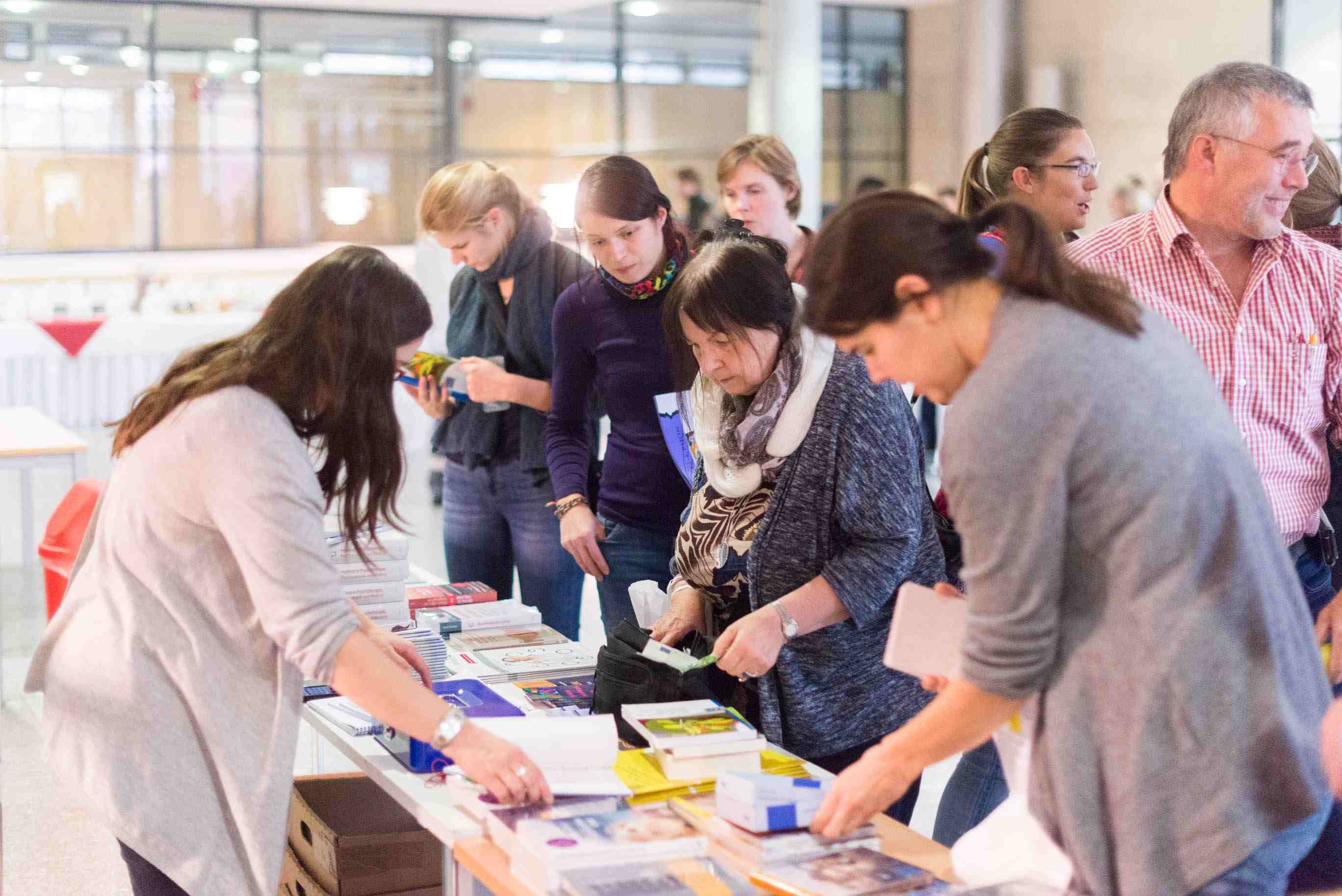 Büchertisch der Buchhandlung Lehmanns