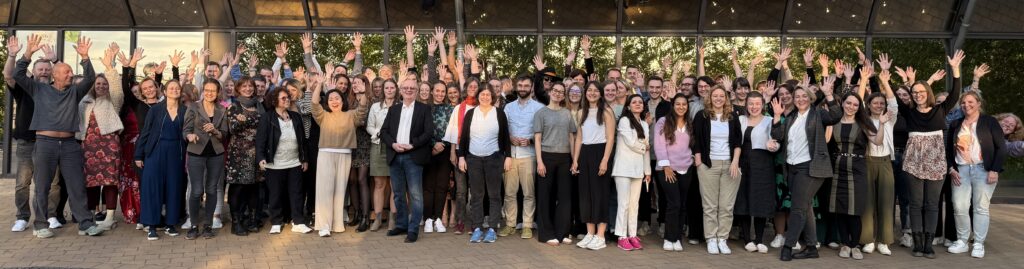 Die euphorischen Anwesenden (Mitarbeiter*innen, PiAs der Ambulanzen u. die 4 Leitungsgremiumsmitglieder) nach der Zertifikatsverteilung auf der Terrasse der Fürther Stadthalle
