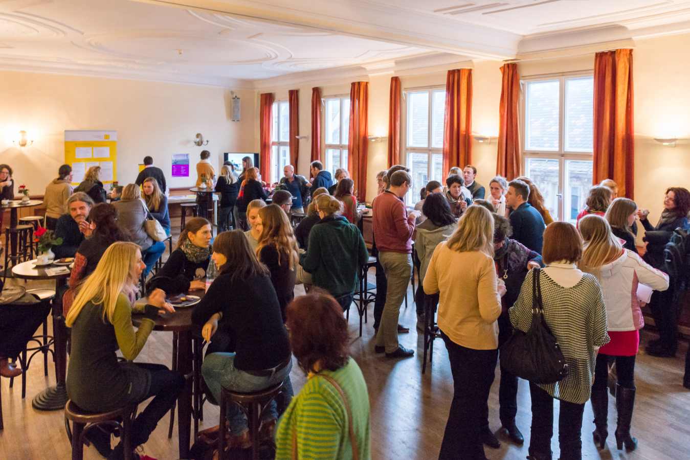 Teilnehmer unterhalten sich im Foyer