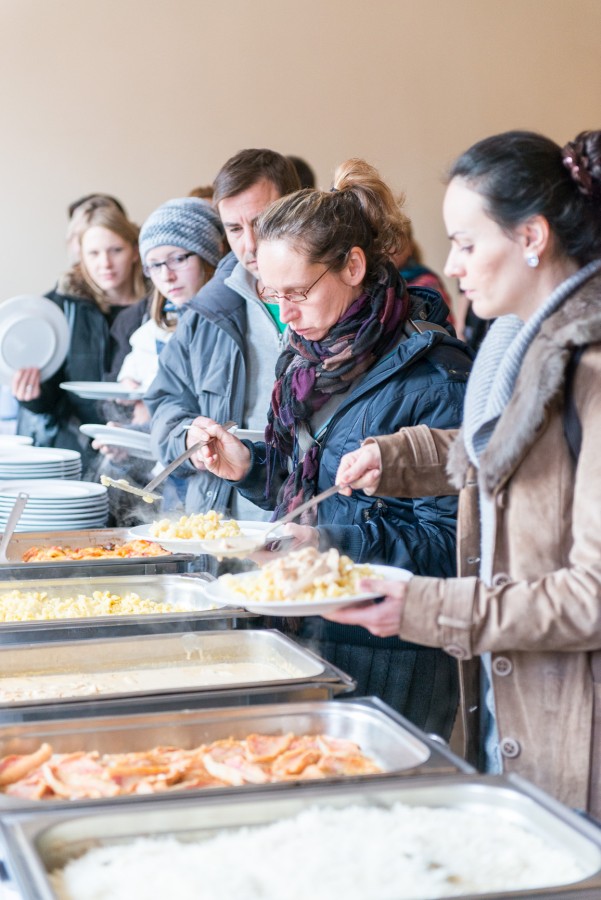 Teilnehmer bedienen sich beim Mittagessen