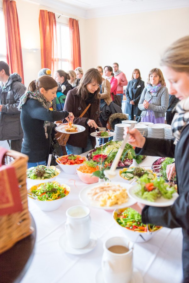 Teilnehmer bedienen sich am Salatbüffet